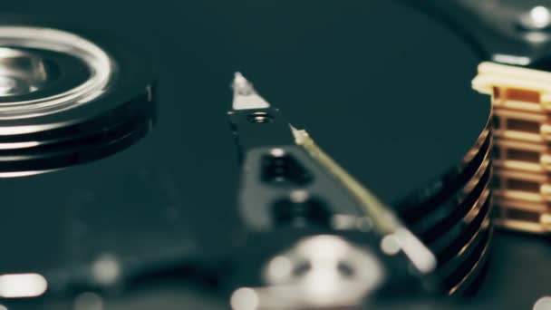 Движущаяся головка жесткого диска компьютера раскрывает слово "шпион" — стоковое видео