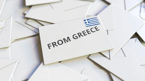 Φάκελος με κείμενο από την Ελλάδα σε σωρό άλλους φακέλους. Διεθνές ταχυδρομείο που σχετίζονται εννοιολογική 3d απόδοση — Φωτογραφία Αρχείου