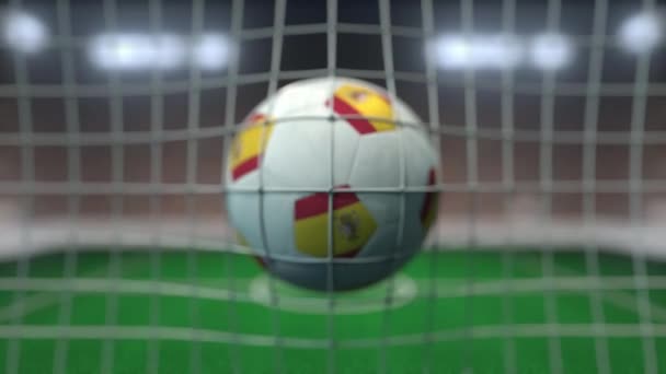 Fotboll med spanska flaggor i nät mot suddig stadion. Konceptuell 3D-animation — Stockvideo