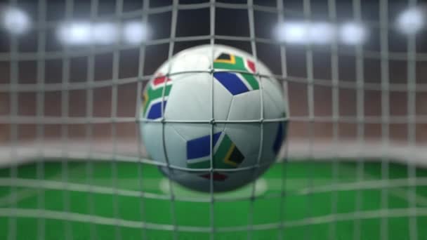 Ποδόσφαιρο με σημαίες της Νότιας Αφρικής στο δίχτυ κατά θολή γήπεδο. Εννοιολογική 3d animation — Αρχείο Βίντεο