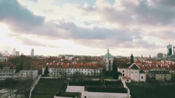 Veduta aerea della chiesa di San Kazimierz e della chiesa di San Benon all'interno del paesaggio urbano di Varsavia, Polonia — Video Stock
