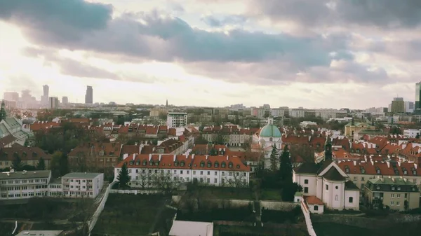 波兰华沙市内圣卡齐米日教堂和圣贝农教堂的空中景观 — 图库照片