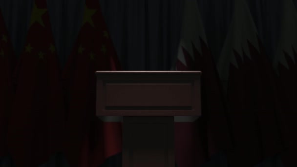 Çin ve Katar bayrakları ve hoparlör tribünü. Siyasi olay veya müzakerelerle ilgili kavramsal 3D animasyon — Stok video