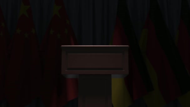 Çin ve Almanya bayrakları ve hoparlör tribünü. Siyasi olay veya müzakerelerle ilgili kavramsal 3D animasyon — Stok video