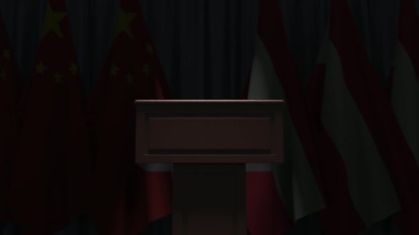 Çin ve Avusturya bayrakları ve hoparlör tribünü. Siyasi olay veya müzakerelerle ilgili kavramsal 3D animasyon — Stok video