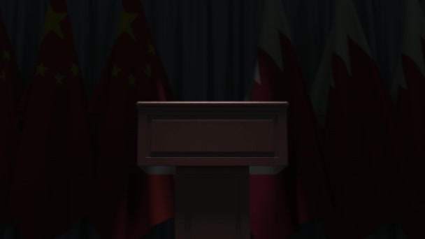 Çin, Bahreyn ve hoparlör tribünü bayrakları. Siyasi olay veya müzakerelerle ilgili kavramsal 3D animasyon — Stok video