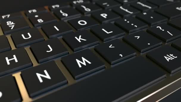 Клавиатура компьютера и сообщение RISK в коробке в ключе. Концептуальная 3D анимация — стоковое видео