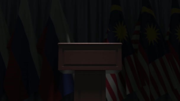 Zászlók Oroszország és Malajzia és hangszóró dobogó tribunus. Politikai esemény vagy tárgyalásokkal kapcsolatos koncepcionális 3D-s animáció — Stock videók