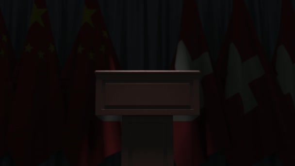 Banderas de China y Suiza y tribuna altavoz podio. Evento político o negociaciones relacionadas con la animación conceptual 3D — Vídeo de stock