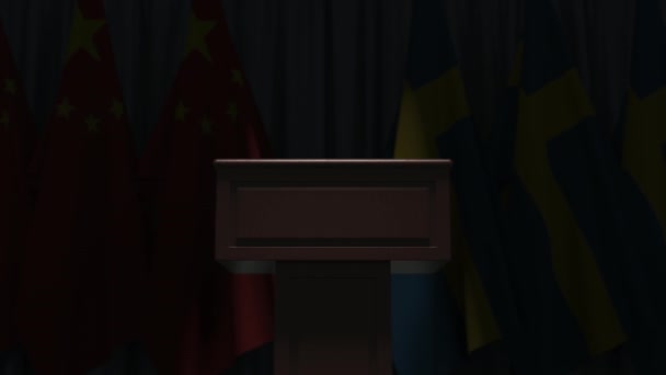 Флаги Китая и Швеции и трибуна спикера. Политическое событие или переговоры, связанные с концептуальной 3D анимацией — стоковое видео