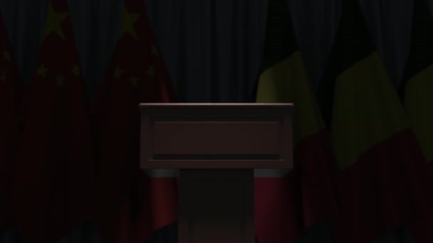 Флаги Китая и Бельгии и трибуна спикера. Политическое событие или переговоры, связанные с концептуальной 3D анимацией — стоковое видео
