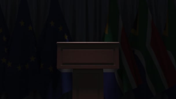 Ряд флагов Южной Африки и Европейского Союза ЕС и трибуны спикеров, концептуальная 3D анимация — стоковое видео