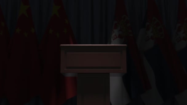 Muchas banderas de Serbia y China detrás tribuna altavoz, animación 3D — Vídeos de Stock