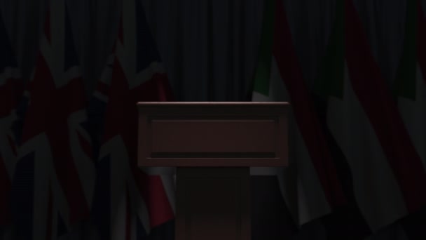 Muitas bandeiras do Sudão e do Reino Unido por trás tribuno orador, animação 3D — Vídeo de Stock