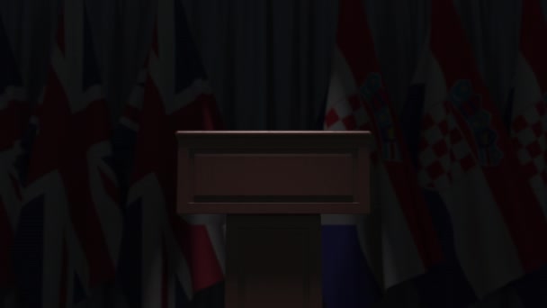 Fila de banderas de Croacia y el Reino Unido y tribuna hablante, animación 3D conceptual — Vídeo de stock