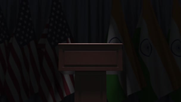 Rij van vlaggen van India en de Usa en en spreker tribune, conceptuele 3D-animatie — Stockvideo