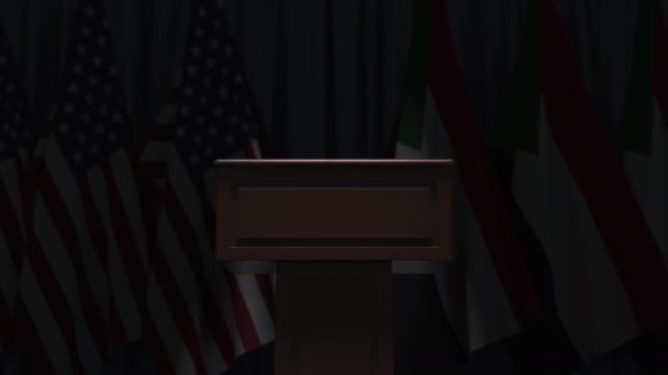 Muchas banderas de Sudán y los EE.UU. detrás tribuna altavoz, animación 3D — Vídeo de stock