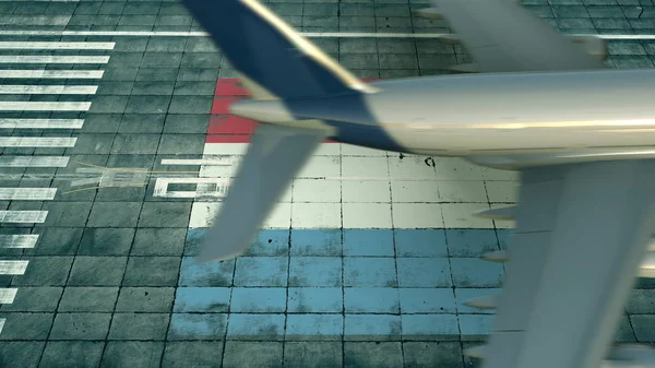 Vista aérea de un avión de aterrizaje y bandera de Luxemburgo en el aeródromo de un aeropuerto. Representación 3D conceptual relacionada con los viajes aéreos — Foto de Stock