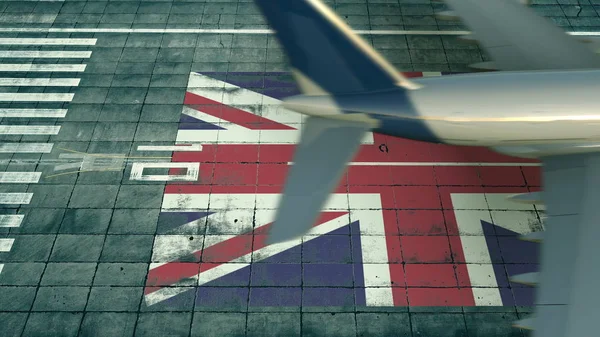 Flygfoto av ett landningsflygplan som avslöjar Förenade kungarikets flagga på en flygplats. Begreppsmässig 3d-tolkning i samband med flygresor — Stockfoto