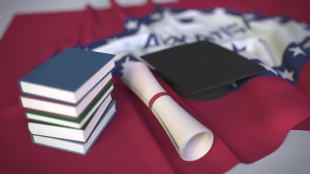 Tapa de graduación, libros y diploma en la bandera de Arkansas. La educación superior en los EE.UU. relacionados con la animación 3D conceptual — Vídeo de stock