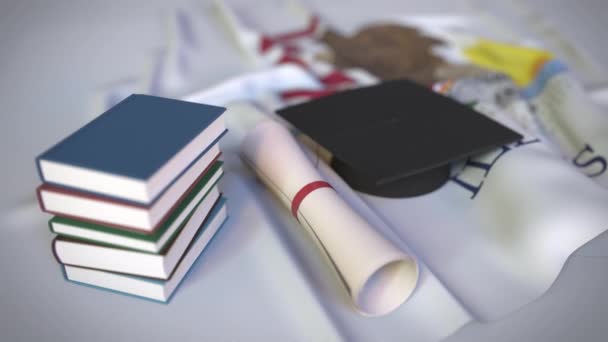 Tapa de graduación, libros y diploma en la bandera de Illinois. La educación superior en los EE.UU. relacionados con la animación 3D conceptual — Vídeo de stock