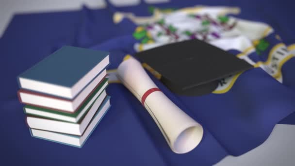 Șapcă de absolvire, cărți și diplome pe drapelul Connecticut. Învățământul superior în SUA legate de animație conceptuală 3D — Videoclip de stoc