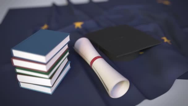 Boné de formatura, livros e diploma na bandeira do Alasca. Ensino superior nos EUA relacionados animação 3D conceitual — Vídeo de Stock
