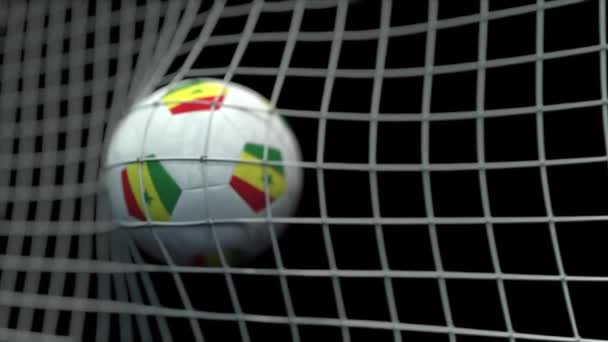 Ball met vlaggen van Senegal in doel tegen zwarte achtergrond. Conceptuele 3D-animatie — Stockvideo