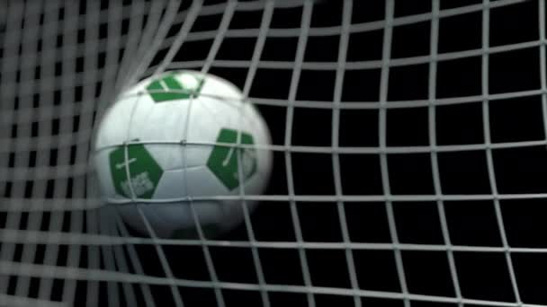 Bola com bandeiras da Arábia Saudita em gol contra fundo preto. Animação 3D conceitual — Vídeo de Stock