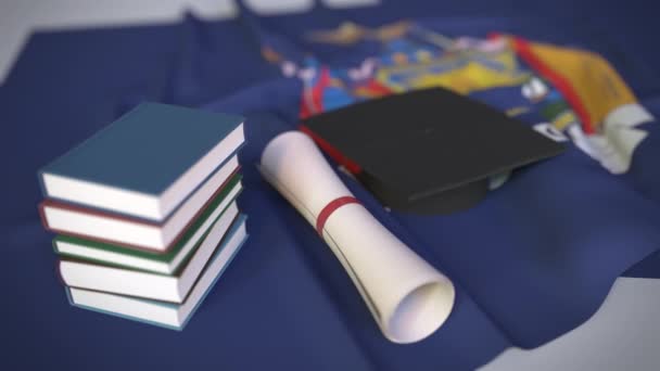 Mezuniyet şapkası, New York bayrağı üzerinde kitaplar ve diploma. ABD 'de yüksek öğrenim ilgili kavramsal 3d animasyonu — Stok video
