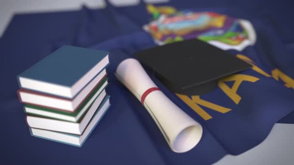 Graduiertenmütze, Bücher und Diplom auf der Fahne von Kansas. Hochschulbildung in den USA verwandte konzeptionelle 3D-Animation — Stockvideo