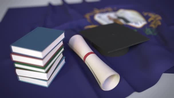 Mezuniyet şapkası, Kentucky bayrağında kitaplar ve diploma. ABD 'de yüksek öğrenim ilgili kavramsal 3d animasyonu — Stok video