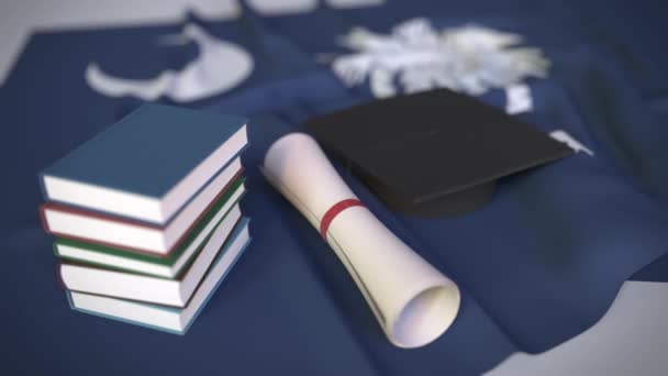 Afstuderen cap, boeken en diploma op de vlag van South Carolina. Hoger onderwijs in de Usa gerelateerde conceptuele 3D-animatie — Stockvideo