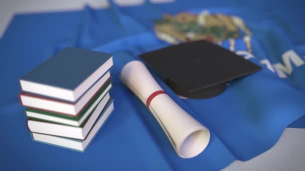 Tapa de graduación, libros y diploma en la bandera de Oklahoma. La educación superior en los EE.UU. relacionados con la animación 3D conceptual — Vídeos de Stock