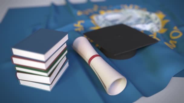 Végzős sapka, könyvek és diplomák Dél-Dakota zászlóján. Felsőoktatás az Egyesült Államokkal kapcsolatos koncepció 3D animáció — Stock videók