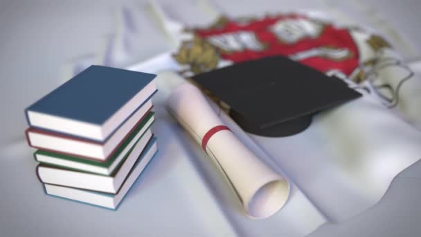 Tapa de graduación y diploma en la bandera con escudo de armas de la Universidad de Harvard. Educación editorial relacionada con la animación 3D — Vídeos de Stock