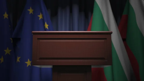 Fila de bandeiras da Bulgária e da União Europeia UE e tribuno orador, renderização 3D conceitual — Fotografia de Stock