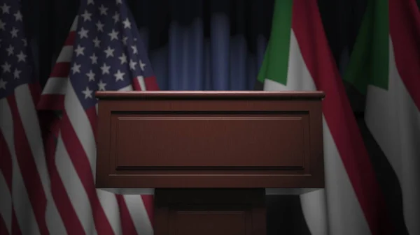Muitas bandeiras do Sudão e dos EUA por trás tribuno orador, renderização 3D — Fotografia de Stock