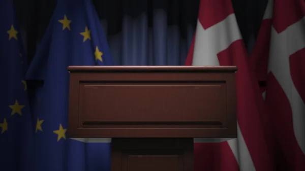 Muitas bandeiras da Dinamarca e da UE por trás tribuno orador, renderização 3D — Fotografia de Stock