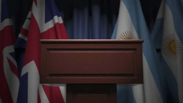 Argentína és az Egyesült Királyság zászlóinak sora és a szónoki tribunus, konceptuális 3D-s renderelés — Stock Fotó