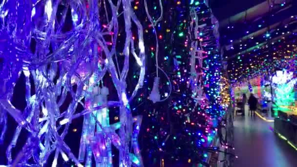 Veel Led kerstboom verlichting te koop in een winkel, close-up shot — Stockvideo