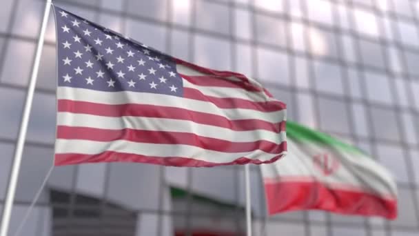 Mávání vlajkami USA a Íránu před moderní fasádou mrakodrapu — Stock video