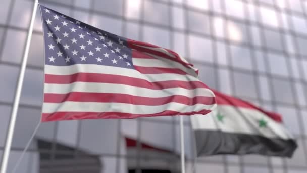 Modern bir gökdelenin önünde Usa ve Suriye bayrakları sallıyordu. — Stok video