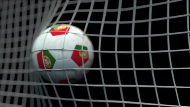 Bola con banderas de Portugal en gol contra fondo negro. Animación 3D conceptual — Vídeo de stock