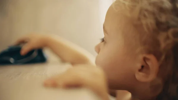 Bonito encaracolado loira bebê menina aprende como usar o computador mouse — Fotografia de Stock