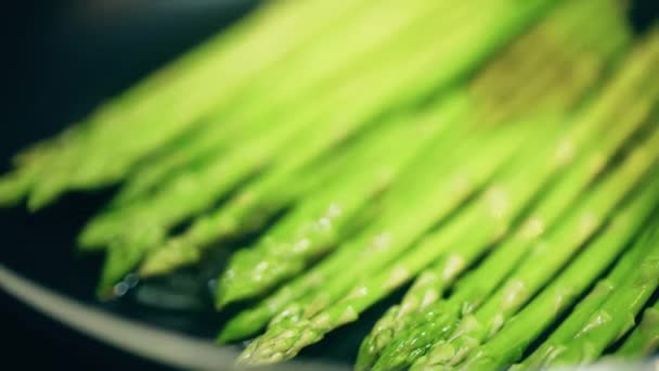 Asparagi verdi arrostiti sulla padella, macroshot — Video Stock