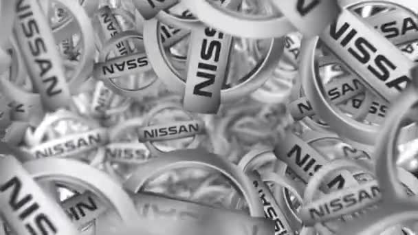 Viele bewegende logos von nissan. redaktionelle Hintergrundinformationen — Stockvideo