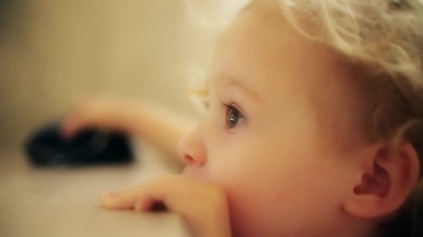 Foto em câmera lenta de uma tela de computador refletindo nos olhos de uma menina loira — Vídeo de Stock