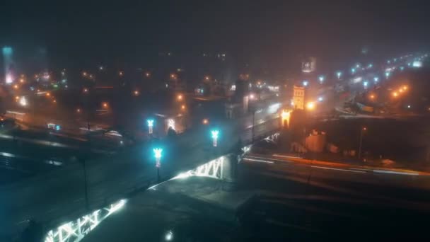 Nadmierny wzrost ruchu na moście miejskim w deszczowe noce. Warszawa, Polska — Wideo stockowe