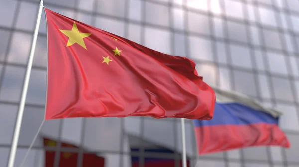 Размахивание флагами Китая и России перед современным фасадом небоскреба. 3D рендеринг — стоковое фото